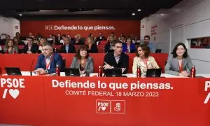 El secretario general del PSOE y presidente del Gobierno, Pedro Sánchez (c), preside la reunión del Comité Federal 'Defiende lo que piensas', en la sede federal del PSOE, a 18 de marzo de 2023, en Madrid