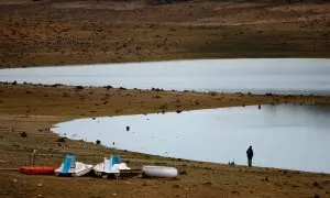 Imagen del Lago de Montbel, en los Pirineos franceses, casi sin agua por la sequía invernal que amenaza a la zona, en marzo de 2023.