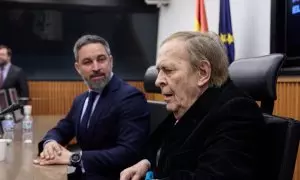 El presidente de VOX, Santiago Abascal (i), y el candidato de la moción de censura, el profesor Ramón Tamames (d), a su llegada a una comparecencia ante los medios en el Congreso de los Diputados, a 16 de marzo de 2023, en Madrid (España).