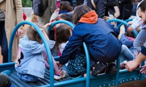 Un grupo de niños y niñas juegan en una de las instalaciones del equipamiento infantil.