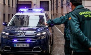 Un coche de la Policía Nacional y dos Guardias Civiles en Valencia a 21 de febrero de 2023