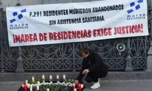 Varias personas se manifiestan junto a marea de Residencias y Verdad y Justicia durante un homenaje-vigilia por las víctimas de la covid-19, a 18 de marzo de 2023, en Madrid (España).