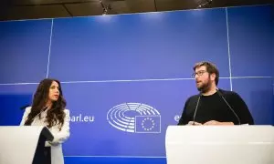 La activista antirracista y abogada, Adilia de las Mercedes, junto al eurodiputado de Anticapitalistas, Miguel Urbán, este miércoles en el Parlamento Europeo de Bruselas.