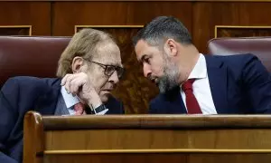 22/03/2023.- El profesor Ramón Tamames (i) conversa con el líder de Vox, Santiago Abascal, durante la segunda y última jornada del debate de la moción de censura que impulsa Vox, con Ramón Tamames de candidato, contra el Gobierno del socialista Pedro Sánc