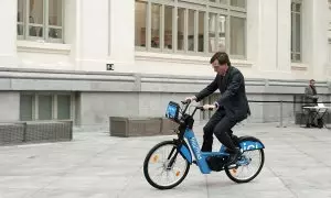 El alcalde de Madrid, José Luis Martínez-Almeida pedalea una de las nuevas bicicletas de BiciMad en la presentación de la reforma del servicio de transporte.