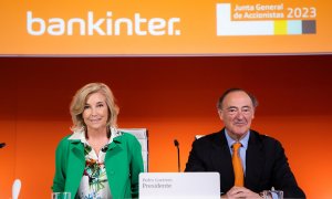 La consejera delegada de Bankiner, María Dolores Dancausa (i), y el presidente de la entidad, Pedro Guerrero, en la junta de accionistas.