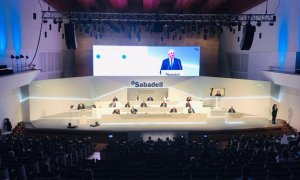 El presidente de Banco Sabadell, Josep Oliu, durante su intervención en la junta de accionistas de la entidad, celebrada en Alicante.