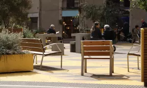 24-3-2023 Diverses persones en un dels espais de la superilla de Sant Antoni, a la ciutat de Barcelona