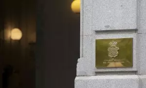 Placa en una columna del Consejo General del Poder Judicial, en Madrid