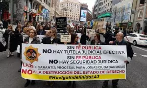 Un grupo de letrados de la Administración de Justicia (LAJ) sujetan una pancarta durante una manifestación en Madrid, a 9 de marzo de 2023.