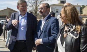 25/03/2023. Ximo Puig y Javier Lambán, durante su visita al centro de mando en el incendio forestal, a 25 de marzo de 2023, en Barracas.