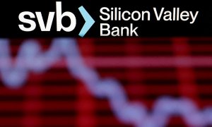 El logotipo de SVB (Silicon Valley Bank) y el gráfico de acciones decrecientes tomada el 19 de marzo de 2023.