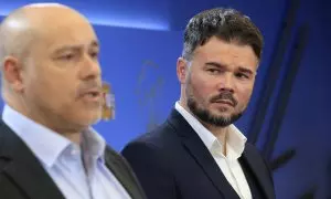 28/03/2023.- Los diputados de ERC, Jordi Salvador i Duch (i) y Gabriel Rufián, durante la rueda de prensa antes de la reunión de la Mesa del Congreso este martes. EFE/Zipi