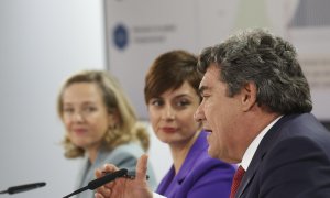 Los ministros de Seguridad Social, José Luis Escrivá, Política Territorial, Isabel Rodríguez, y la vicepresidenta y ministra de Economía, Nadia Calviño, durante la rueda de prensa ofrecida tras el Consejo de Ministros