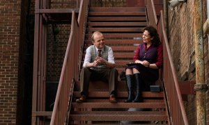 Toby Jones y Olivia Colman, en una escena de 'el imperio de la luz'