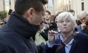 Clara Ponsatí, exconsellera del Govern de Carles Puigdemont que huyó tras la declaración unilateral de independencia de 2017, es detenida por un mosso d'esquadra en la plaza de la Catedral de Barcelona.