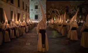 Nazarenos del Cristo Yacente en la procesión que lleva su nombre, a 15 de abril de 2022, en Zamora, Castilla y León