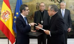 El ministro de la Presidencia, Relaciones con las Cortes y Memoria Democrática, Félix Bolaños (i) y el Nuncio Apostólico, Monseñor Bernardito Auza (c), durante un cambio de notas, en el Palacio de Santa Cruz, a 29 de marzo de 2023, en Madrid