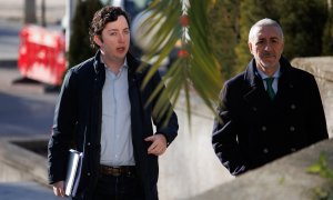 Francisco Nicolás Gómez Iglesias, conocido como ‘El Pequeño Nicolás’ (i) y su abogado Juan Carlos Navarro (d), a su llegada a un juicio en la Audiencia Provincial de Madrid, a 13 de febrero de 2023, en Madrid (España).