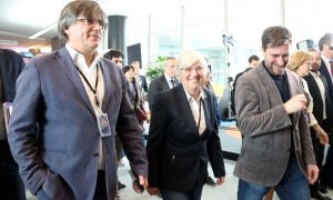 L'eurodiputada de Junts Clara Ponsatí assisteix al ple del Parlament Europeu acompanyada de Carles Puigdemont i Toni Comín després de la detenció i posterior posada en llibertat en el retorn a Catalunya