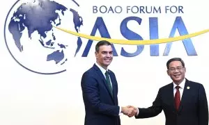 El presidente del Gobierno español, Pedro Sánchez, y el primer ministro chino, Li Qiang, se saludan este jueves en Boao, China, durante la celebración del Foro Económico de Boao.