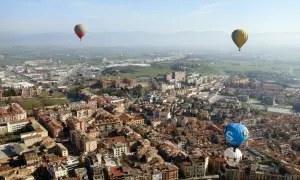 30-3-2023 Pla general de globus sobrevolant la plana de Vic el 25 de març del 2021 en el Torneig Internacional de Globus del Mercat del Ram