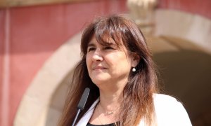 La presidenta del Parlament suspesa, Laura Borràs, durant una atenció a mitjans davant del Parlament d'ahir dijous