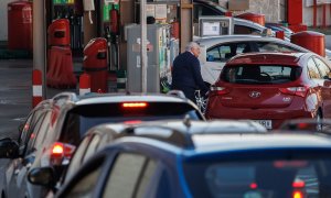 Un hombre reposta carburante en una gasolinera, en diciembre de 2022.