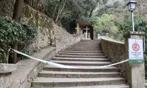 Cinta de prohibició d'accés a la zona natural del massís de Montserrat des de la zona del santuari.