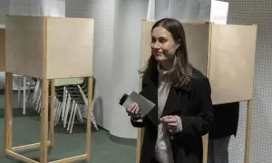 La primera ministra de Finlandia, Sanna Marin, se prepara para votar en las elecciones parlamentarias en Tampere, Finlandia, el 25 de marzo.