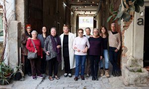 Foto de família del llibre 'Torturades' a la seu de Comanegra, amb algunes de les protagonistes.