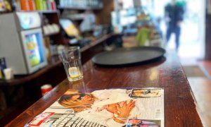 Un ejemplar de la revista '¡Hola!' con la noticia de Ana Obregón, en la barra de un bar en Barcelona. REUTERS/Nacho Doce