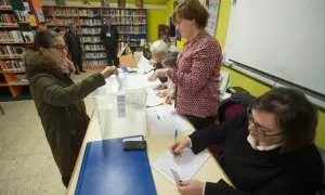 05/04/2023 Una mujer vota en las elecciones municipales de 2019 en Burela