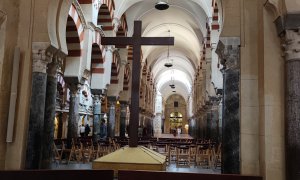 06/04/2023. Una de las múltiples cruces diseminadas por la Mezquita de Córdoba.