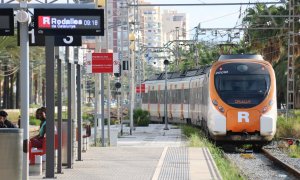 Un tren de Rodalies sortint de l'estació de Mataró en sentit Arenys