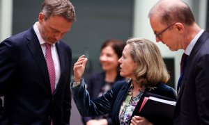 El ministro de Finanzas alemán, Christian Lindner, con la vicepresidenta y ministra de Asuntos Económicos, Nadia Calviño, en una reunión del Eurogrupo en Bruselas el pasado enero. AFP/Kenzo Tribouillard