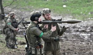 Un militar ucraniano se prepara para disparar una granada propulsada por cohete durante un ejercicio de entrenamiento en la región de Donetsk.