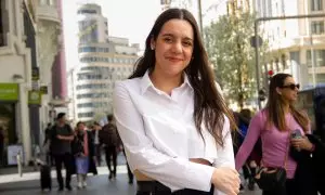 La música Valeria Castro en la Gran Vía de Madrid.