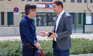 El candidato socialista a la Presidencia de la Comunidad de Madrid, Juan Lobato, junto Esteban Álvarez, expresidente de la Asociación de Directores de Institutos Públicos de Madrid y número tres por el PSOE, a 10 de abril de 2023, en Madrid.