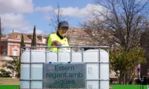 Un operario municipal con bidones de agua freática.