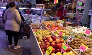 Puesto de frutas en un mercado, a 15 de marzo de 2023, en Madrid.