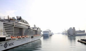 El Port de Barcelona, amb el creuer MSC Bellissima amarrat, en una imatge d'arxiu