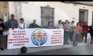 Concentración en El Garrobo, un pueblo de 821 habitantes a 35 kilómetros de Sevilla, que reclaman recuperar las urgencias las 24 horas.