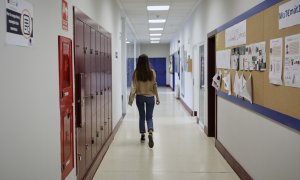 Una alumna camina por un pasillo del Colegio Alameda de Osuna.