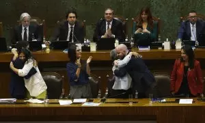 La ministra de Trabajo chilena, Jeannette Jara, y la ministra secretaria general del Gobierno, Camila Vallejo, celebran el resultado de la votación en Valparaíso, 11 de abril de 2023.