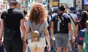 Una pareja cruza de la mano la Gran Vía de Madrid, en agosto de 2019.