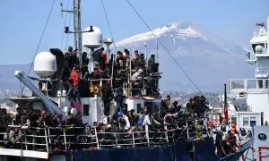 Parte de los 600 migrantes rescatados en un arrastrero a unas 100 millas de la costa de Sicilia llegan al puerto de Catania, Italia, este miércoles.