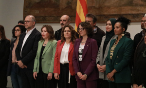 13-4-2023 Membres del Govern, partits i periodistes en l'acte de signatura de l'acord per una campanya lliure de discursos racistes