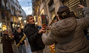 Varias personas durante la feria de Sant Jordi en Las Ramblas de Barcelona, a 23 de abril de 2022.