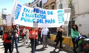 Manifestants pels carrers de Sitges reclamant habitatge públic pel país.